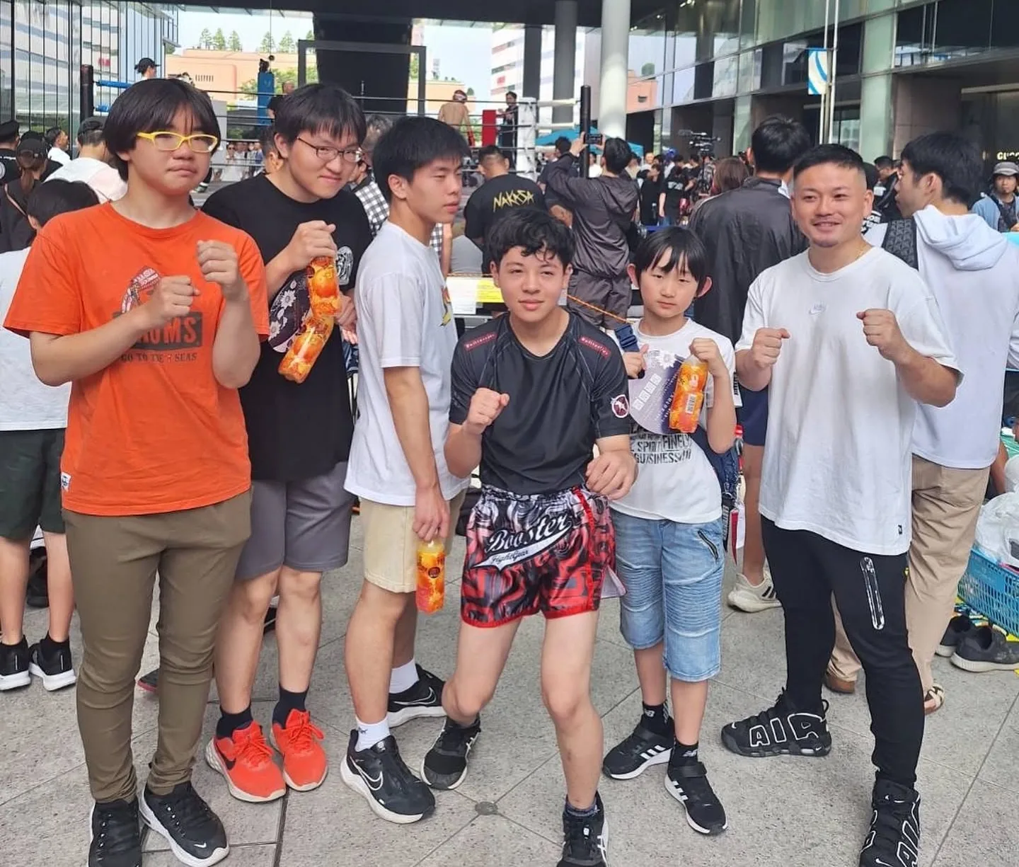 格闘技イベントを訪れた子どもたち