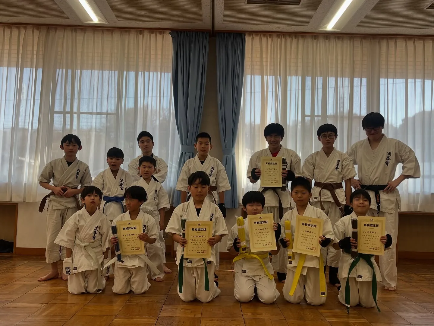 昇級認定証を持つ子どもたち